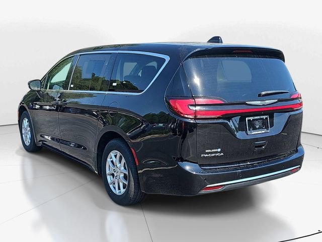 Used 2024 Chrysler Pacifica Touring-L FWD image 5