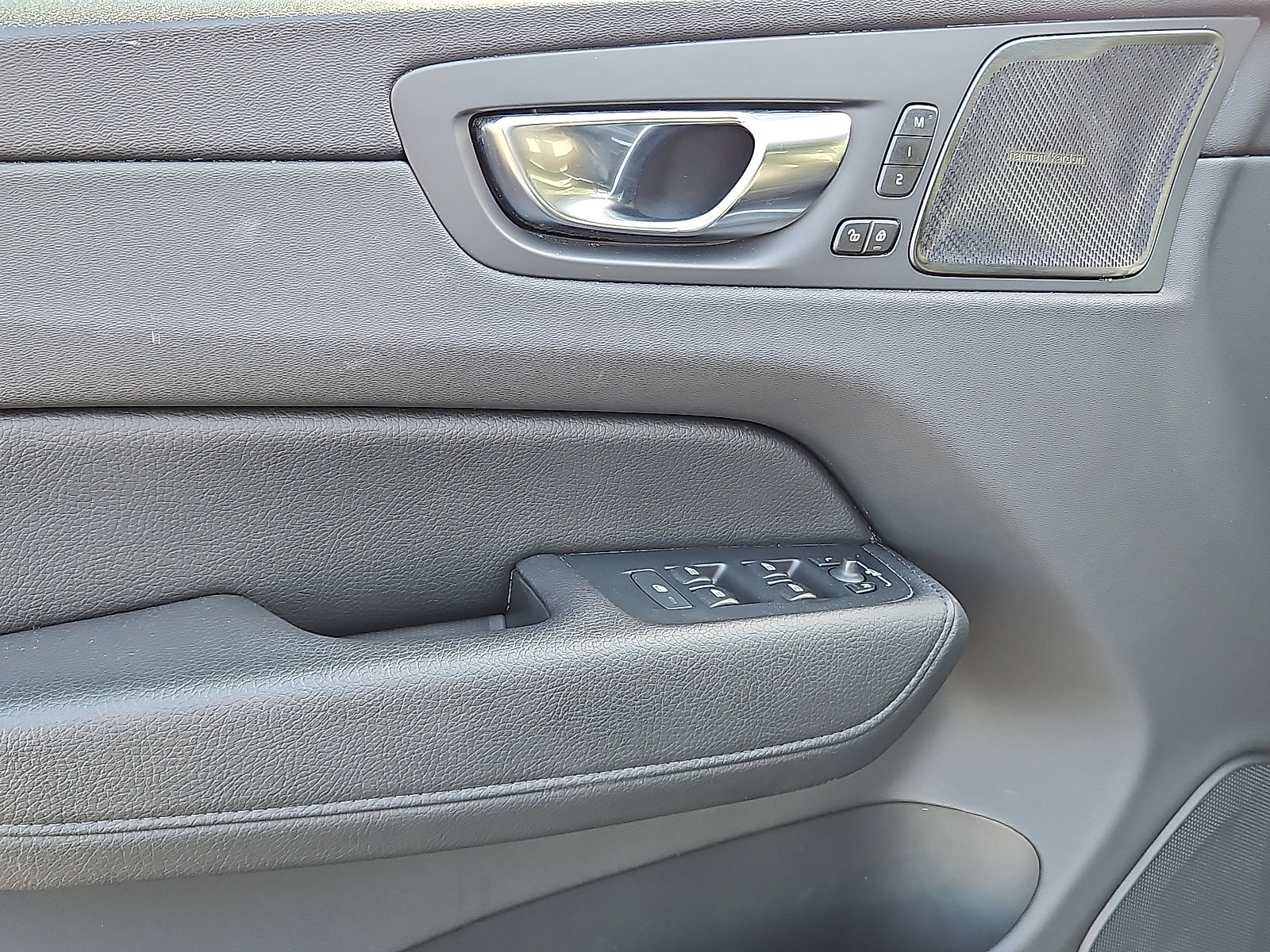 Certified 2022 Volvo XC60 B5 Momentum w/ Climate Package image 12