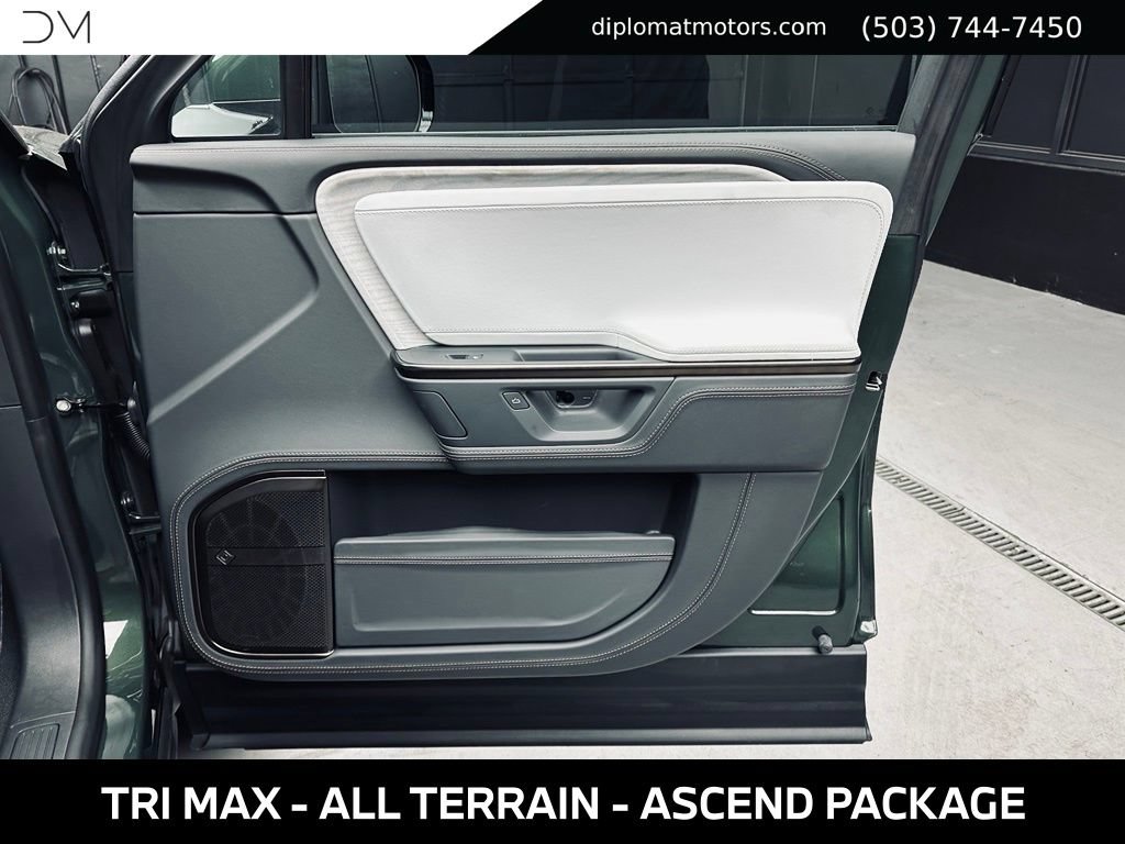 Used 2025 Rivian R1S Premium AWD/4WD image 30