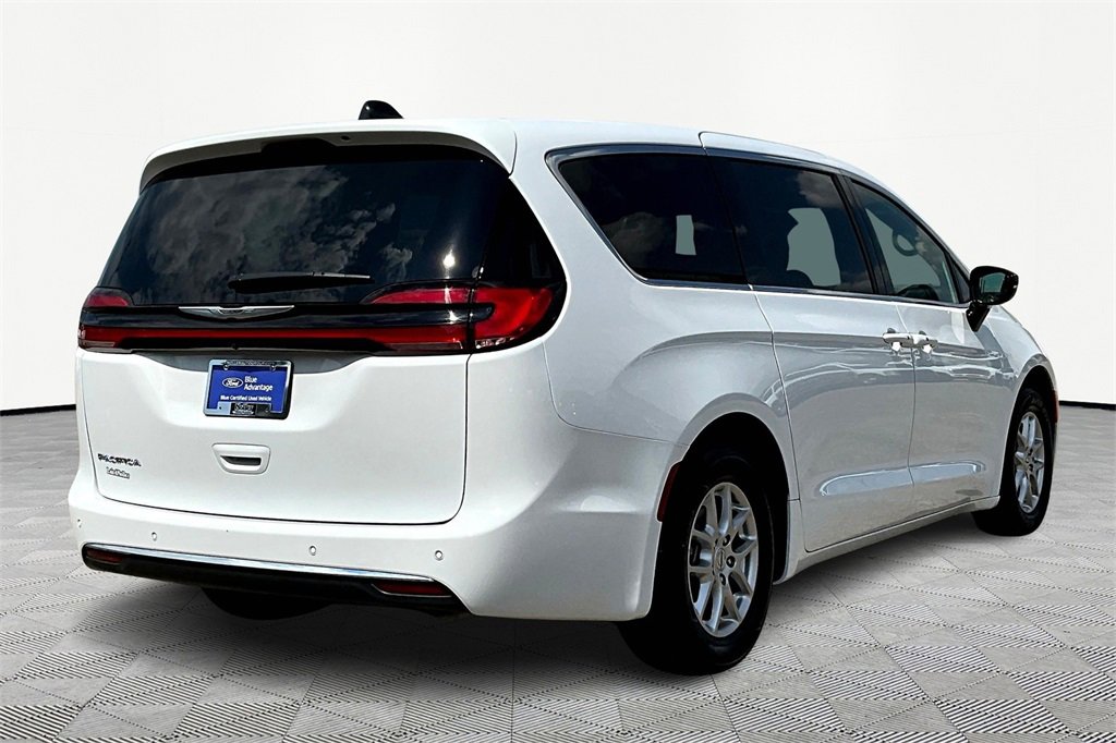 Used 2025 Chrysler Pacifica Select image 2