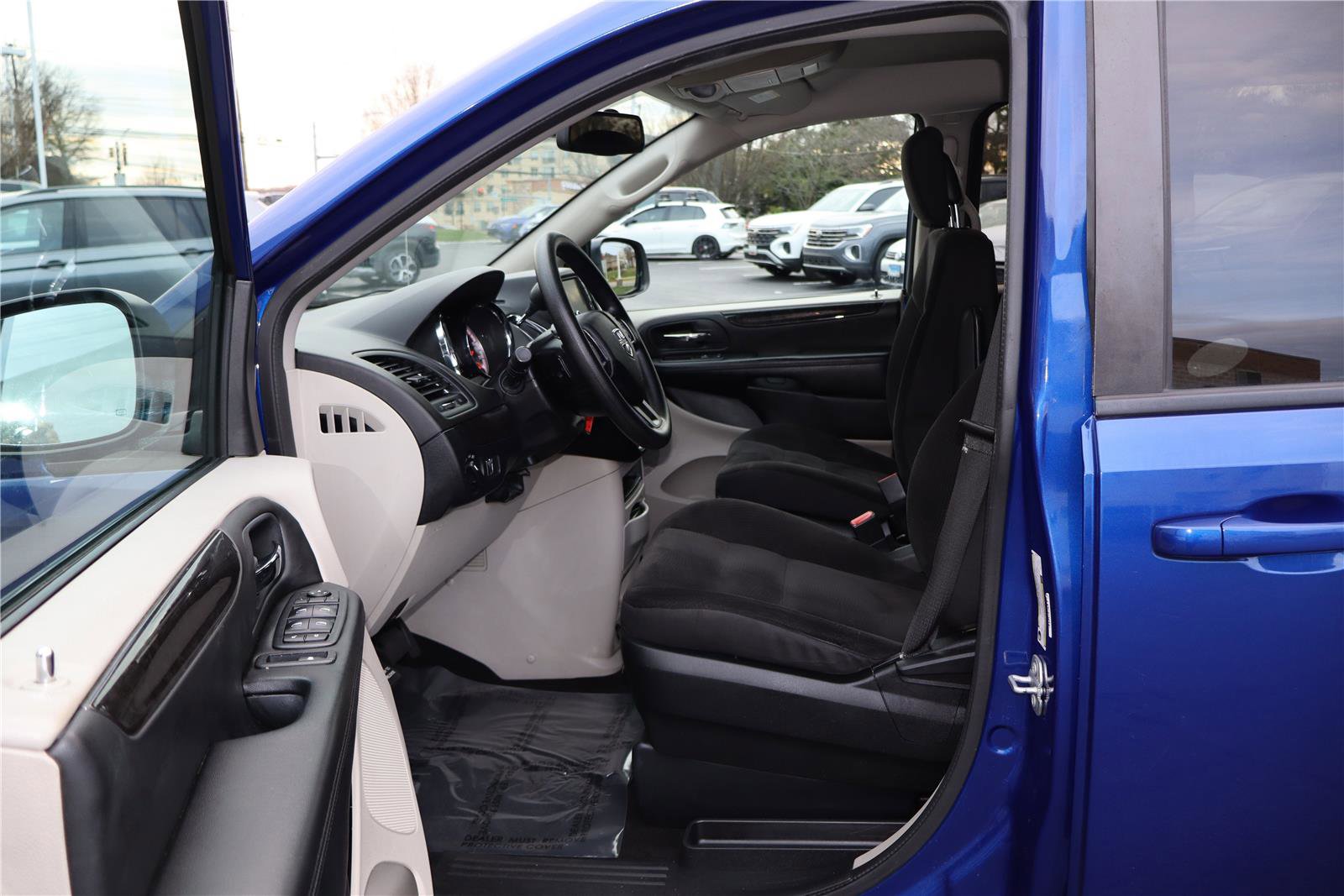 Used 2018 Dodge Grand Caravan SE w/ UConnect Hands-Free Group image 10