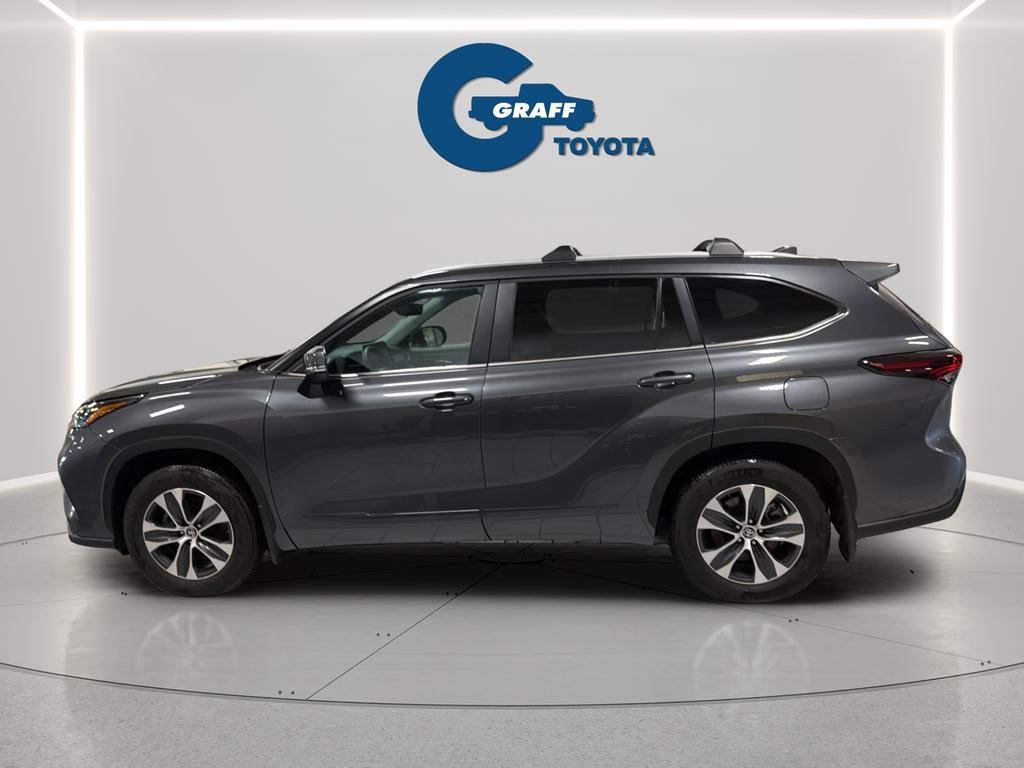 Used 2025 Toyota Highlander XLE AWD/4WD image 3