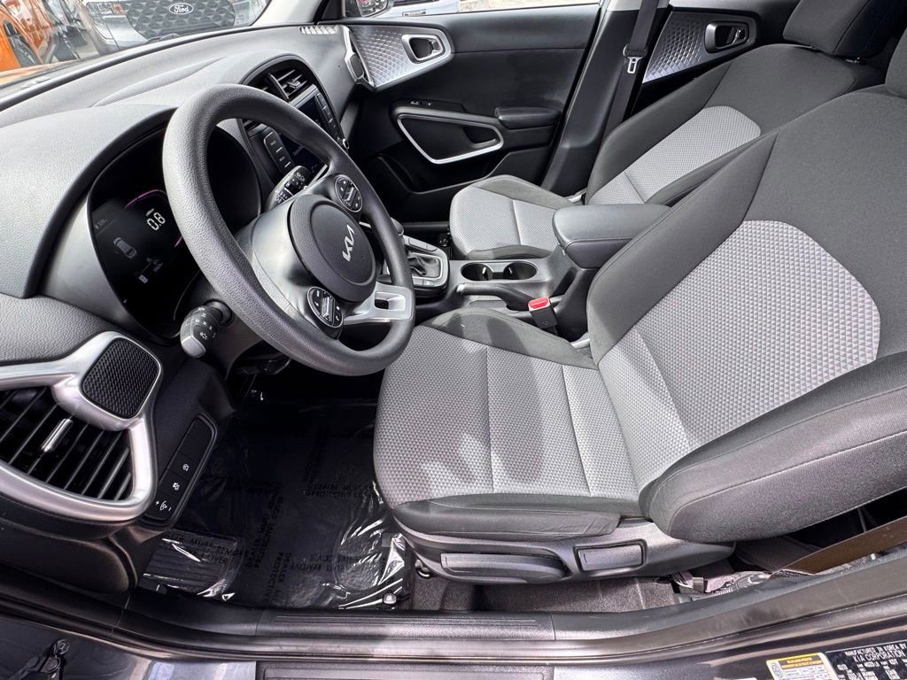 Used 2023 Kia Soul LX w/ Option Group 015 FWD image 17