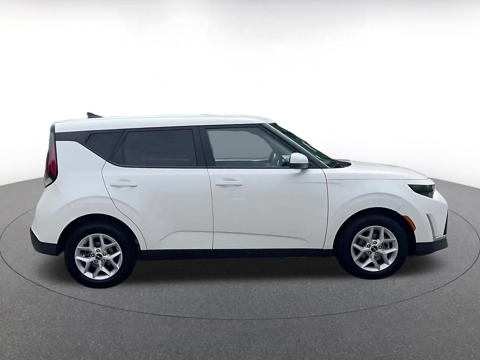 Used 2025 Kia Soul LX w/ LX Technology Package FWD image 16