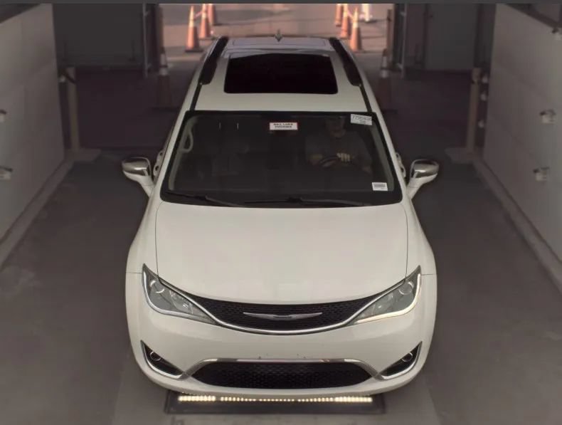 Used 2020 Chrysler Pacifica Limited FWD image 3
