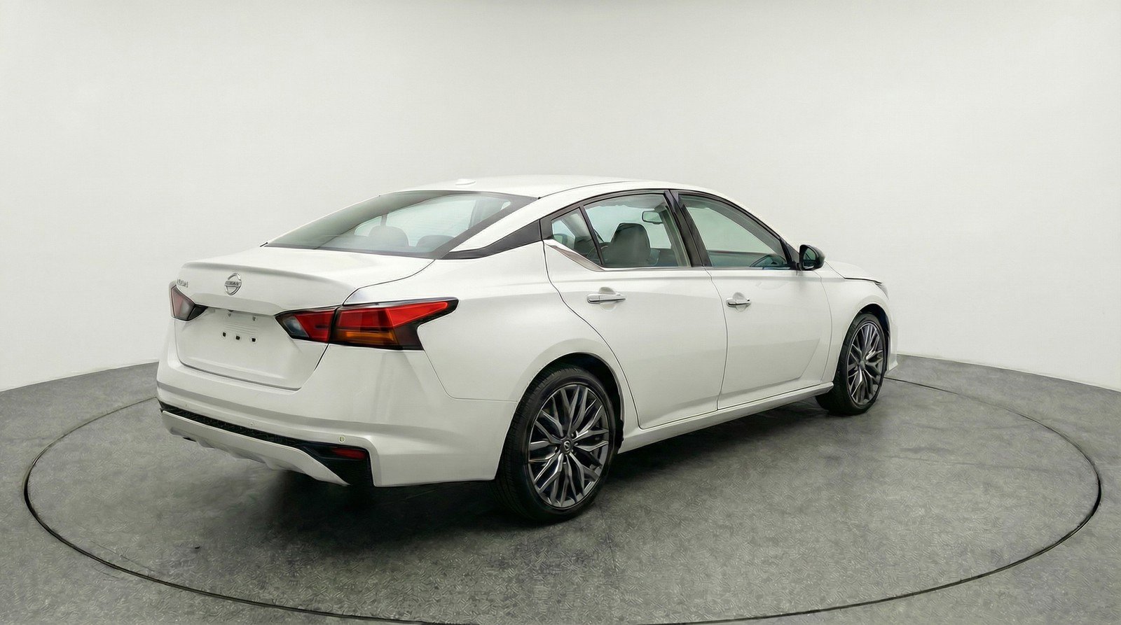 Used 2025 Nissan Altima 2.5 SV image 9