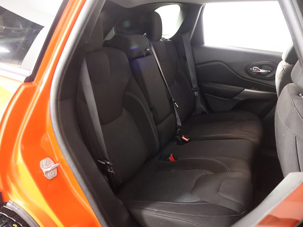 Used 2021 Jeep Cherokee Latitude FWD image 28