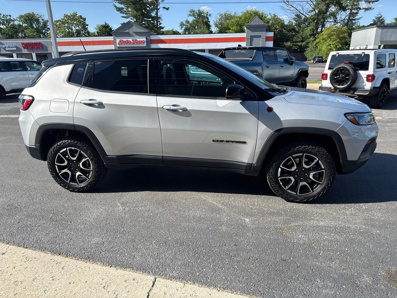 Used 2025 Jeep Compass Trailhawk AWD/4WD image 5