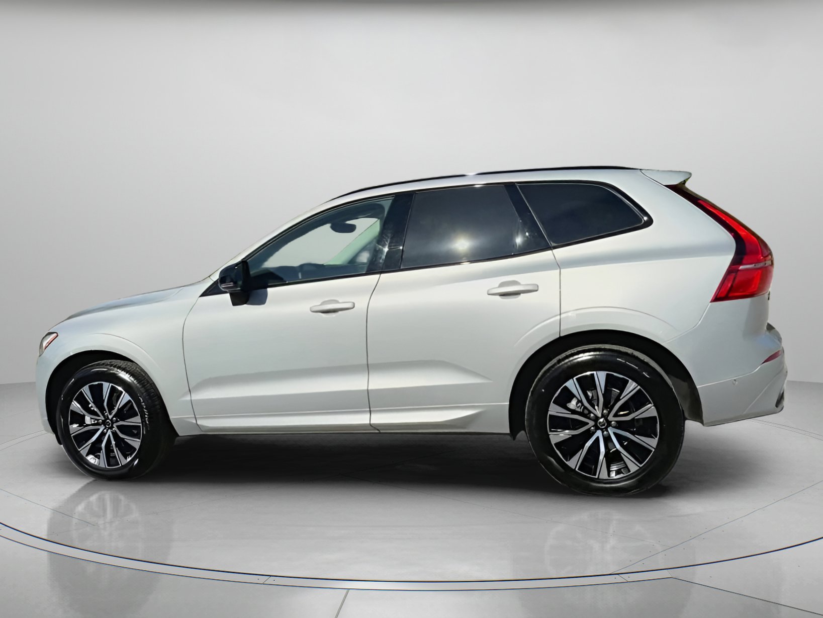 Used 2025 Volvo XC60 B5 Plus image 18