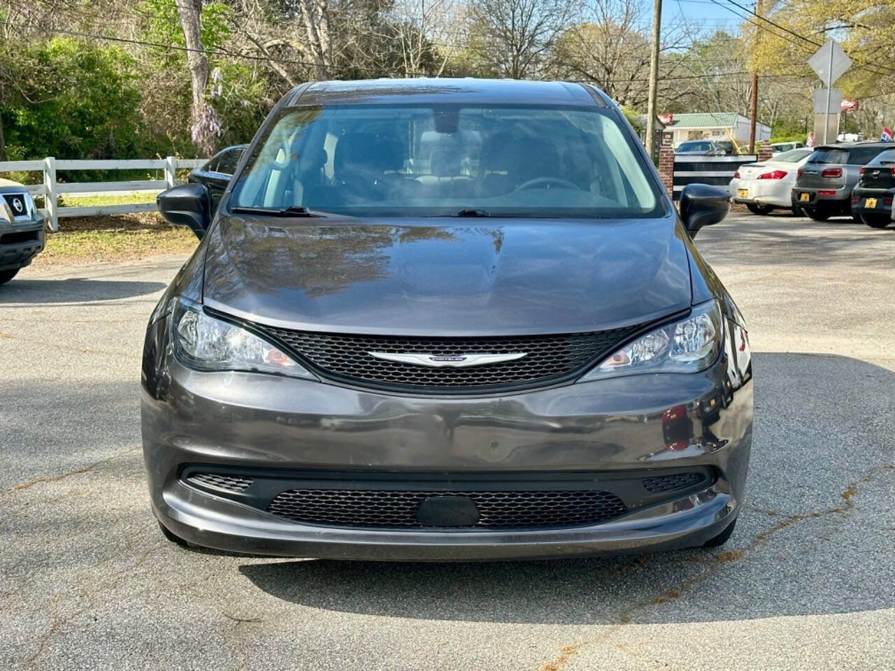Used 2022 Chrysler Voyager LX image 2