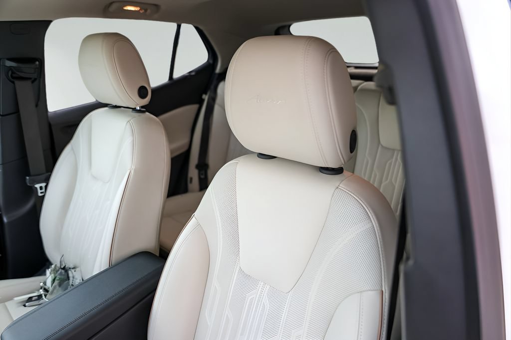 Used 2025 Buick Encore GX Avenir w/ Avenir Technology Package FWD image 9