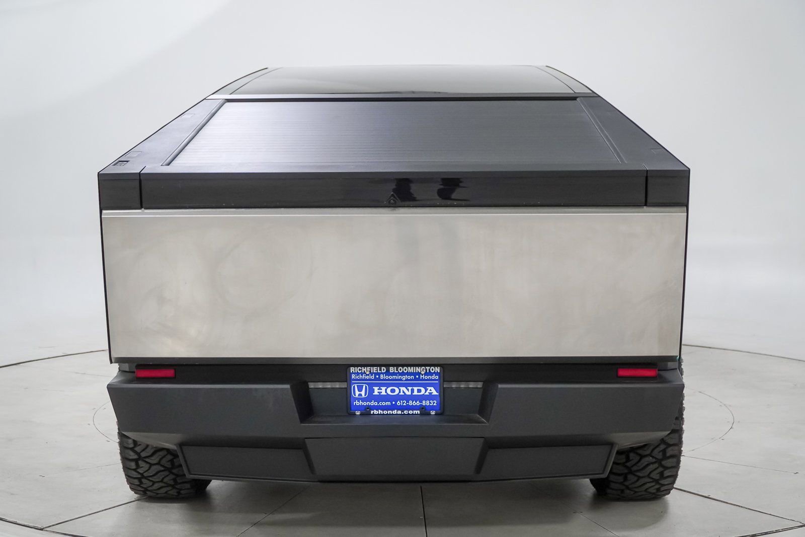 Used 2025 Tesla Cybertruck AWD Crew Cab image 8