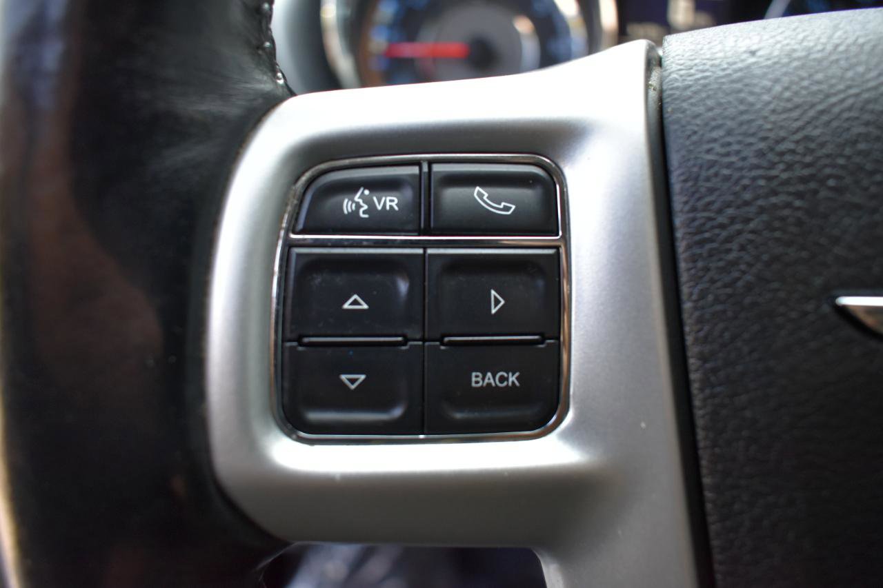 Used 2014 Chrysler Town & Country Touring-L w/ Driver Convenience Group FWD image 13