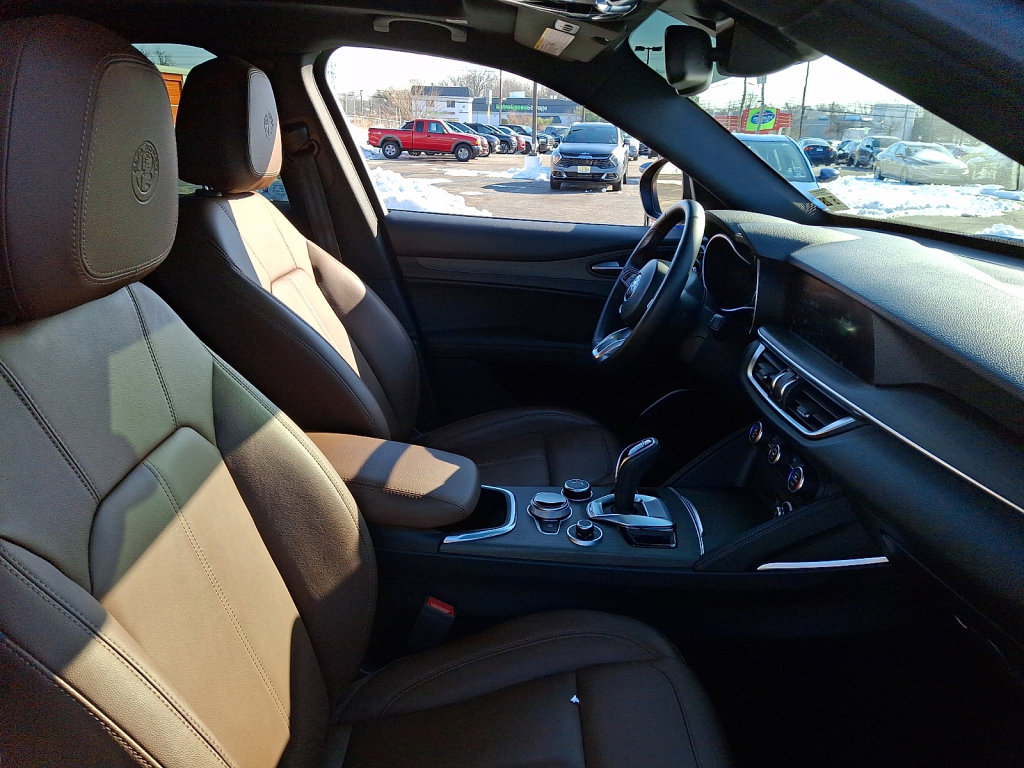 Used 2023 Alfa Romeo Stelvio Ti image 12