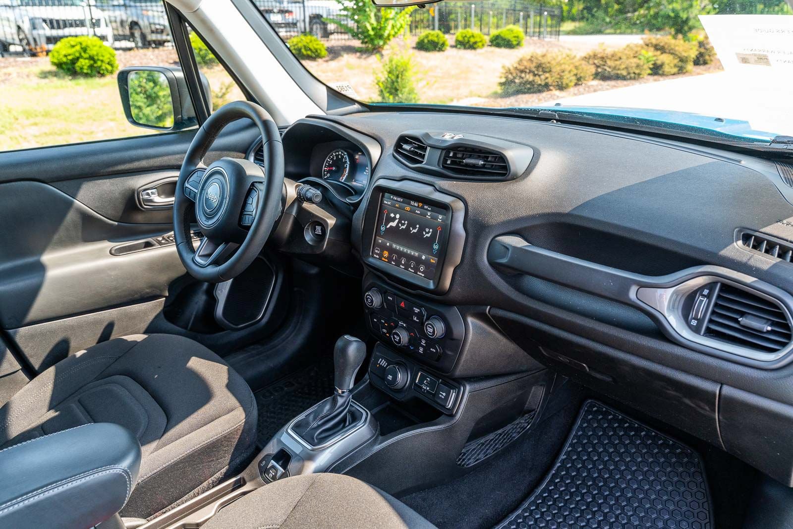 Used 2022 Jeep Renegade Latitude AWD/4WD image 12