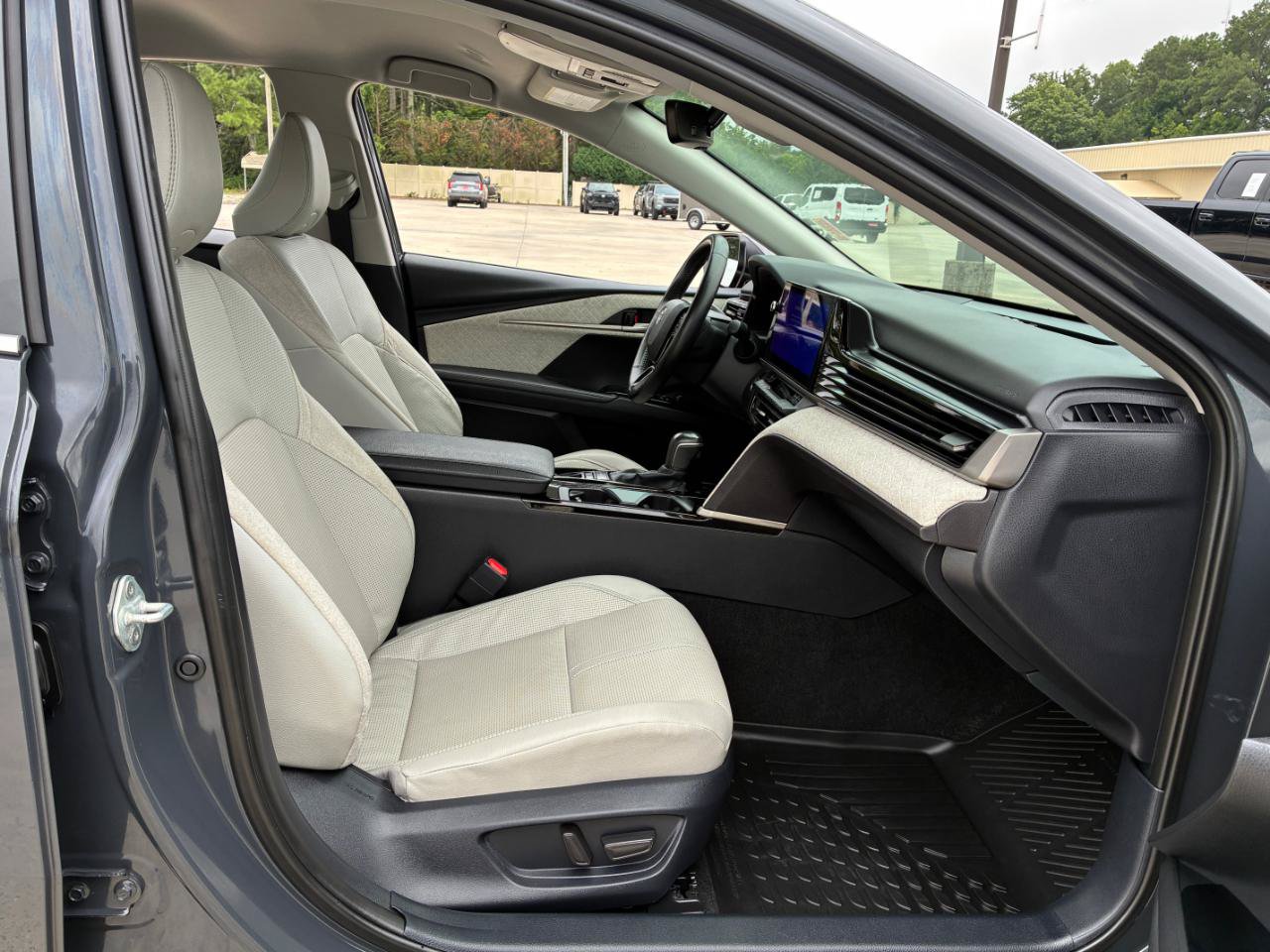 Used 2025 Toyota Camry XLE FWD image 14