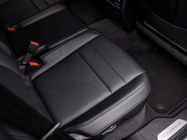 Certified 2025 Porsche Cayenne image 38