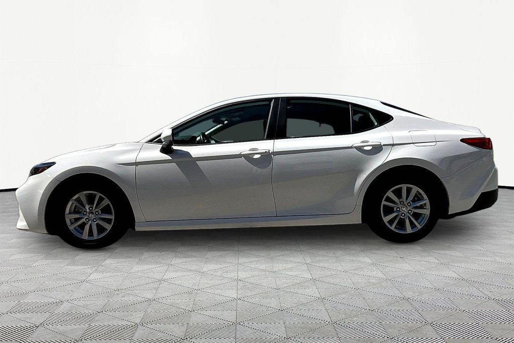Used 2025 Toyota Camry LE FWD image 4