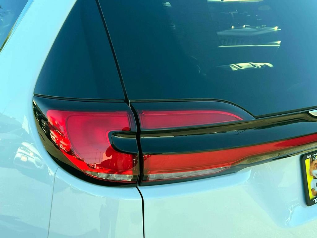 Used 2023 Chrysler Pacifica Touring-L image 9