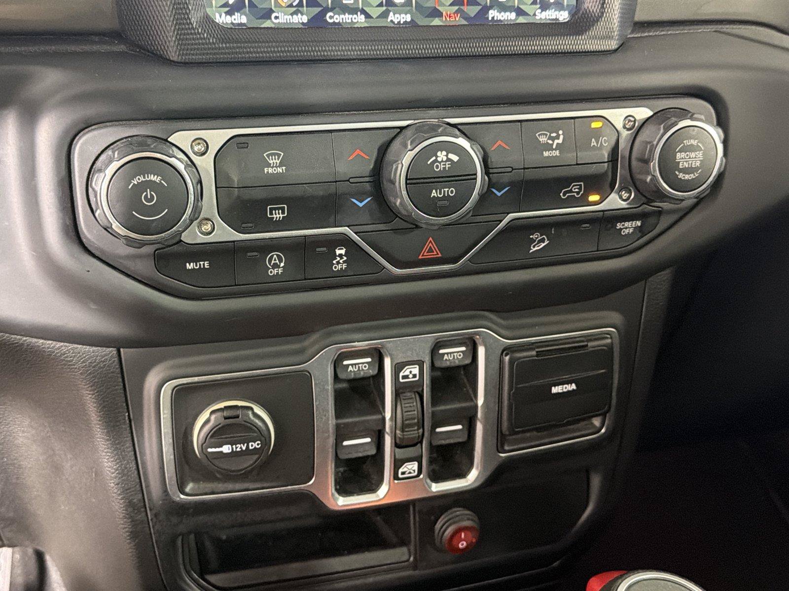 Used 2018 Jeep Wrangler Unlimited Sahara AWD/4WD image 31