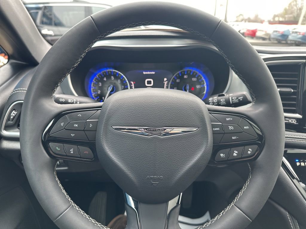 Used 2025 Chrysler Pacifica Limited image 23