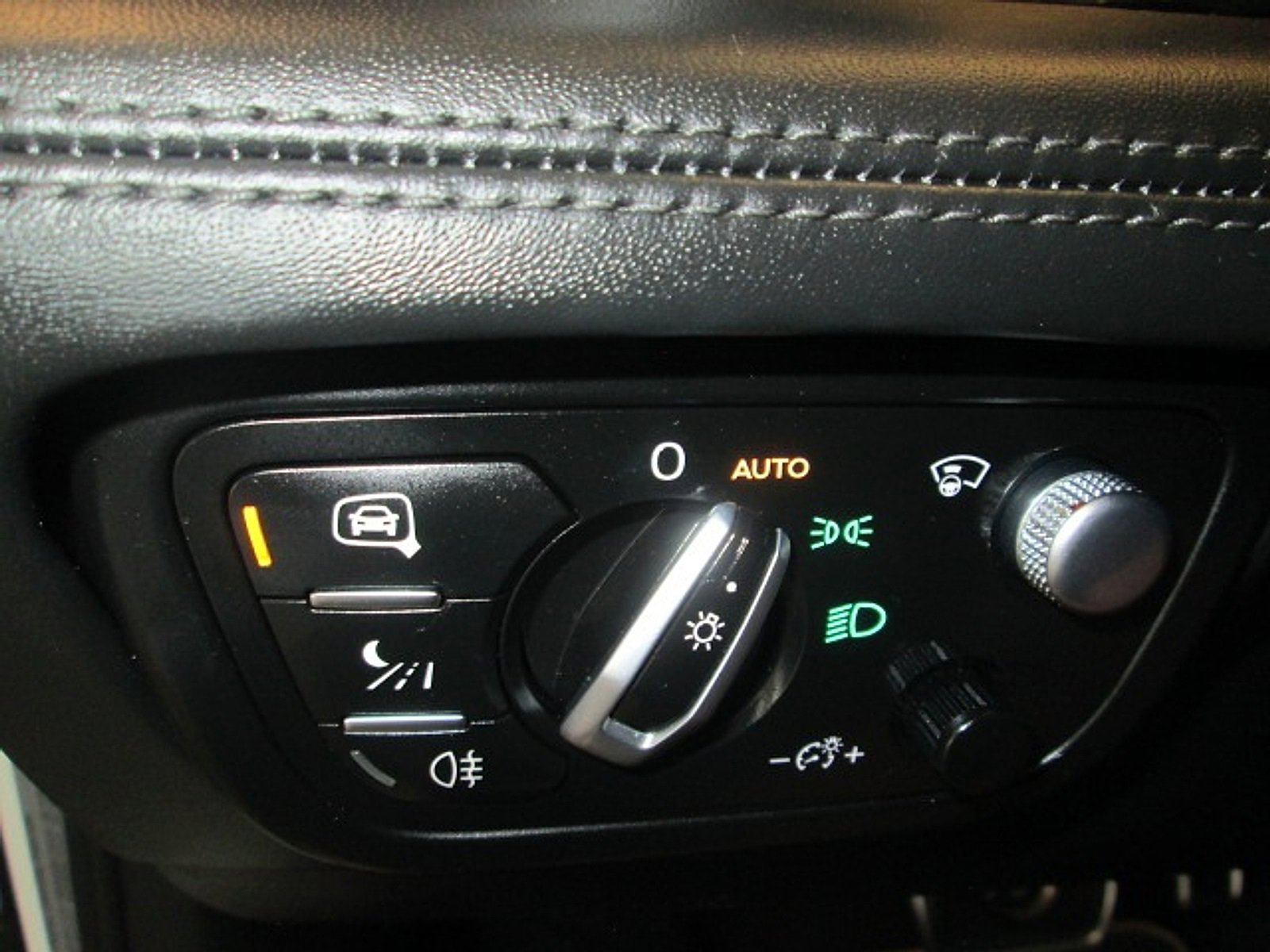 Used 2018 Bentley Bentayga image 28