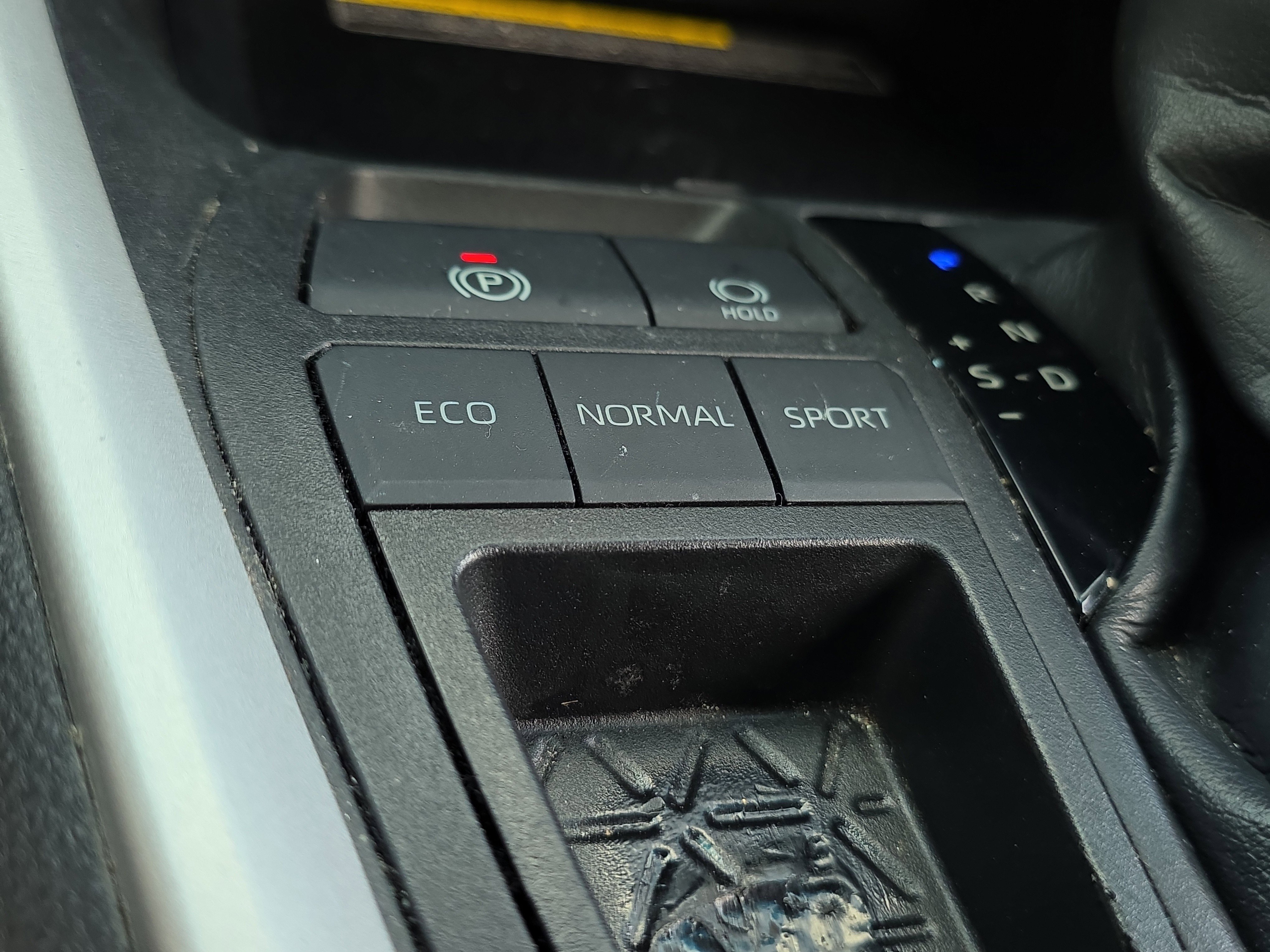 Used 2020 Toyota RAV4 XLE Premium image 26