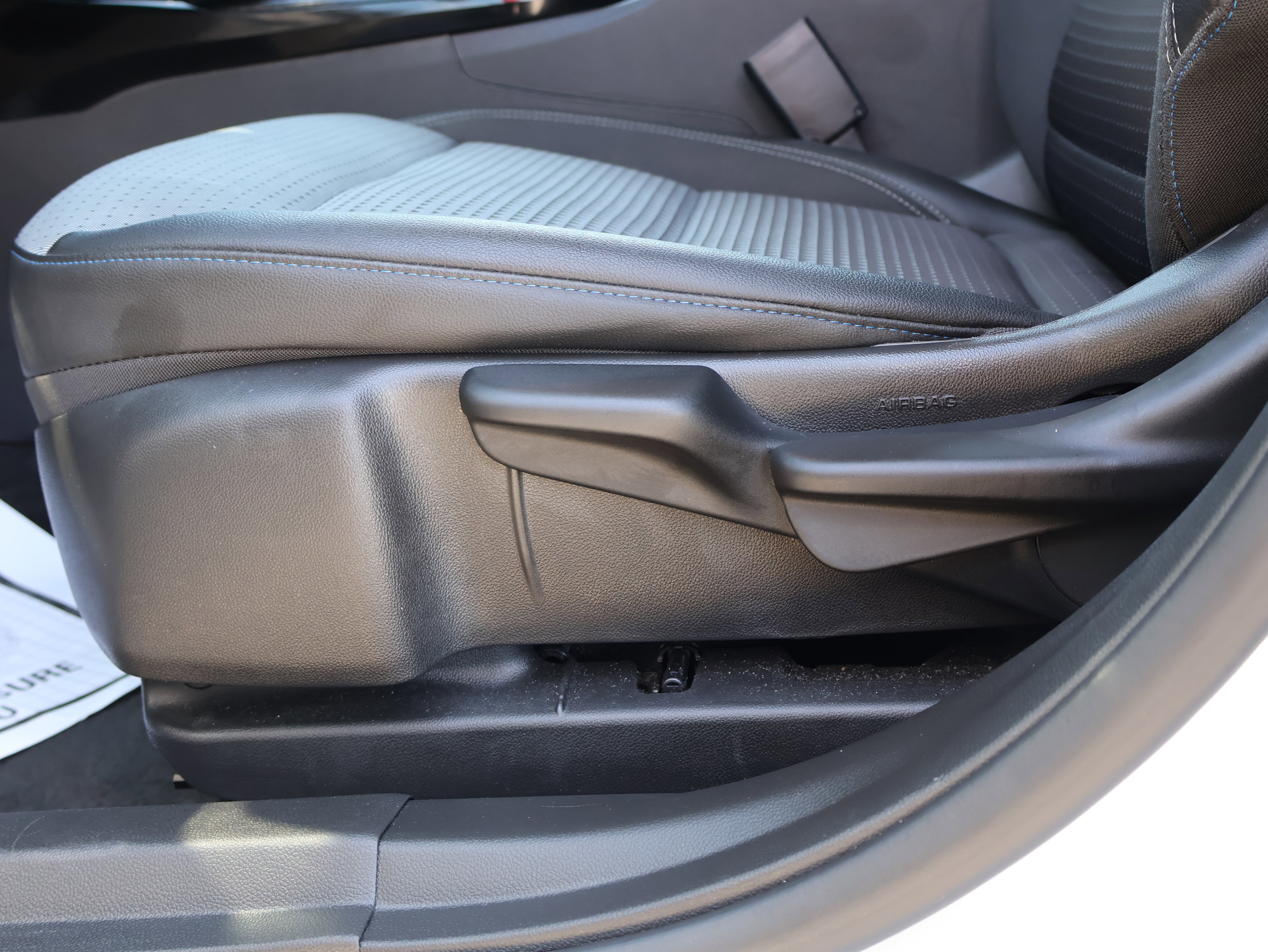 Used 2025 Chevrolet Trax LT w/ LT Convenience Package FWD image 37