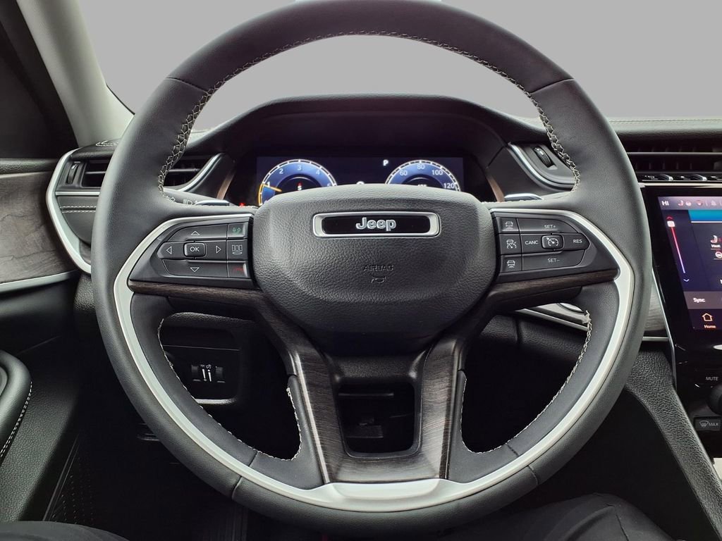 Used 2023 Jeep Grand Cherokee L Limited w/ Black Appearance Package image 15