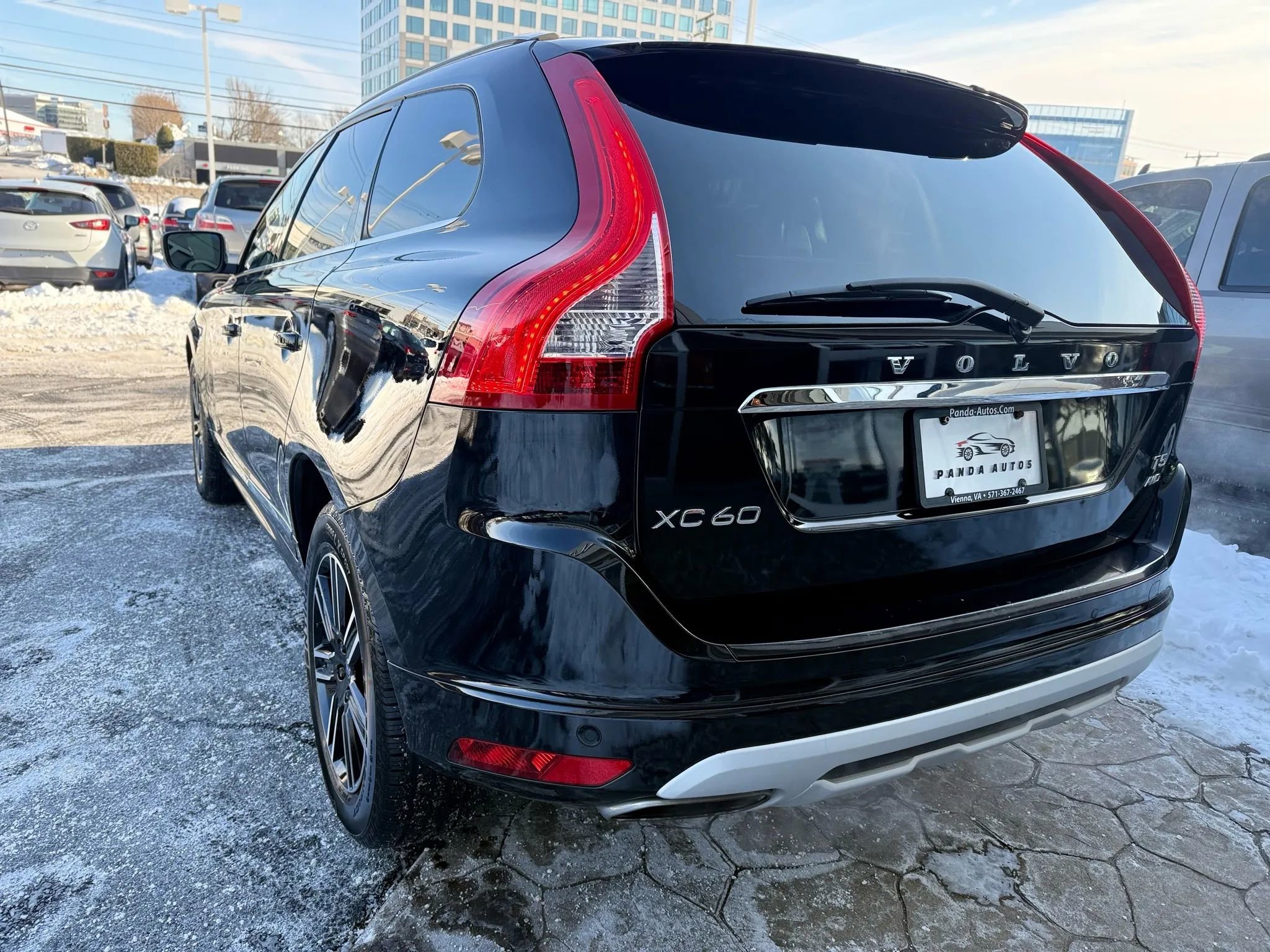 Used 2017 Volvo XC60 T5 Dynamic w/ Preferred Option Package image 5