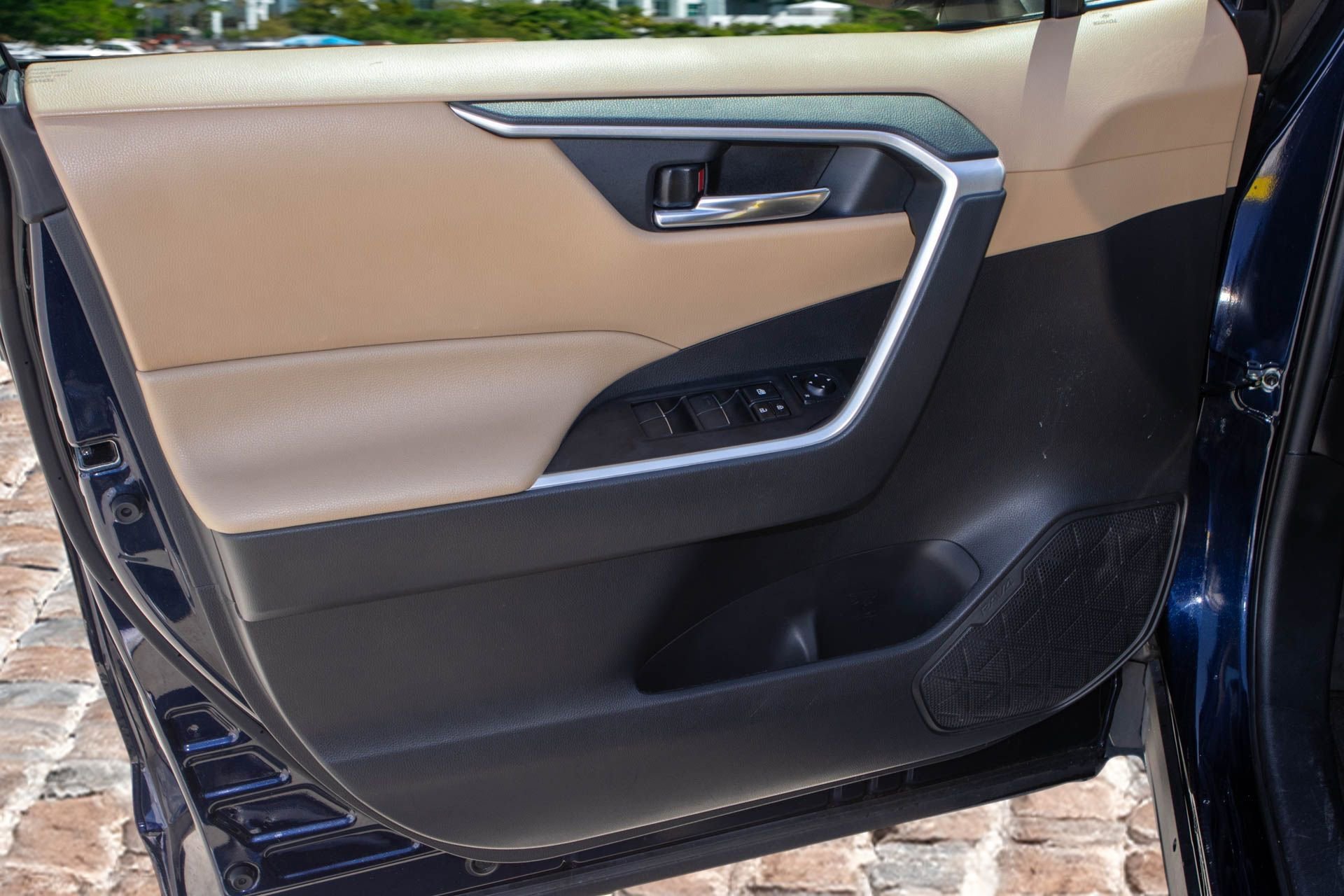 Used 2021 Toyota RAV4 XLE Premium image 11