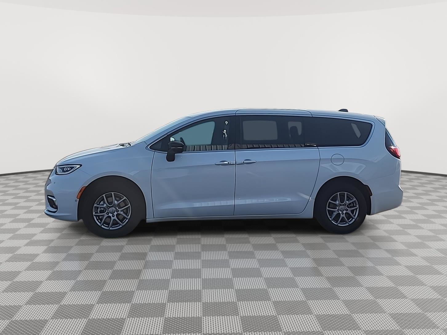New 2026 Chrysler Pacifica Select image 2