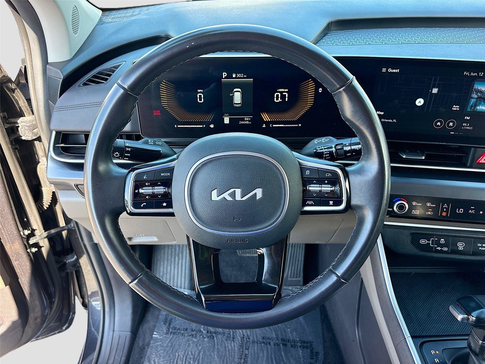 Used 2025 Kia Carnival FWD image 13