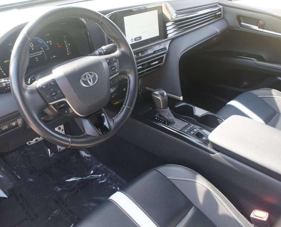 Used 2025 Toyota Camry SE FWD image 13