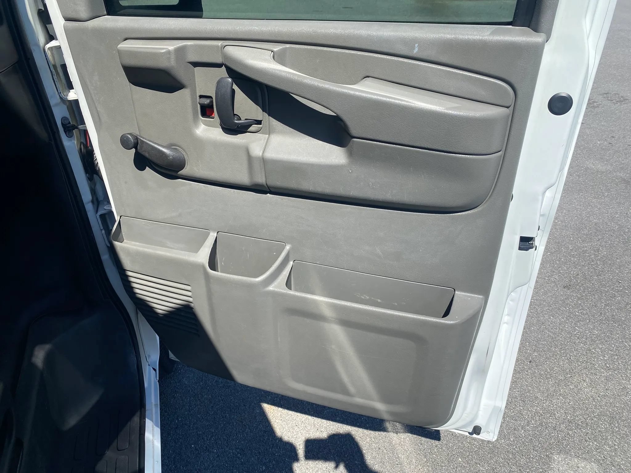Used 2011 Chevrolet Express 3500 RWD image 16