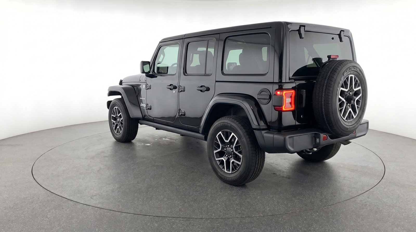 Used 2025 Jeep Wrangler Sahara image 6