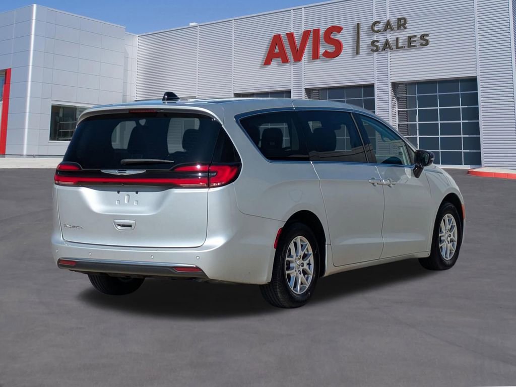 Used 2024 Chrysler Pacifica Touring-L image 6