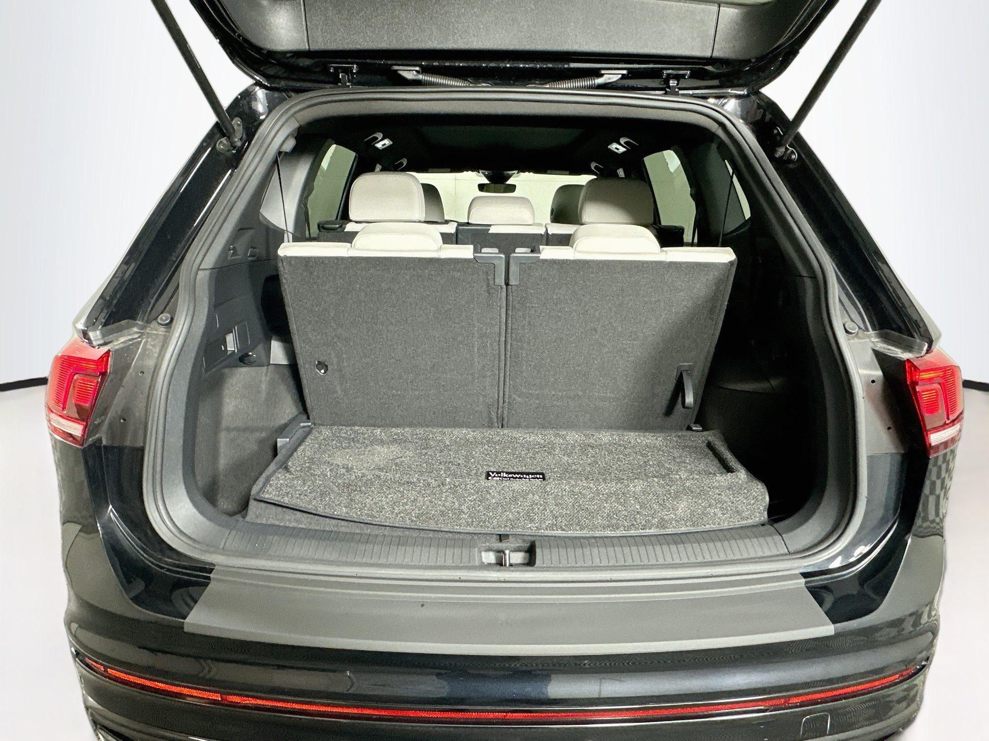 Used 2022 Volkswagen Tiguan SE R-Line FWD image 31