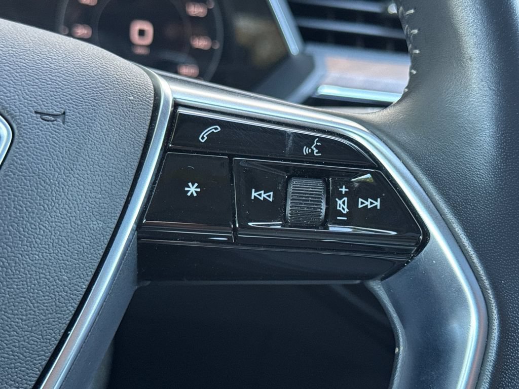 Used 2019 Audi e-tron Prestige w/ Prestige Package AWD/4WD image 32