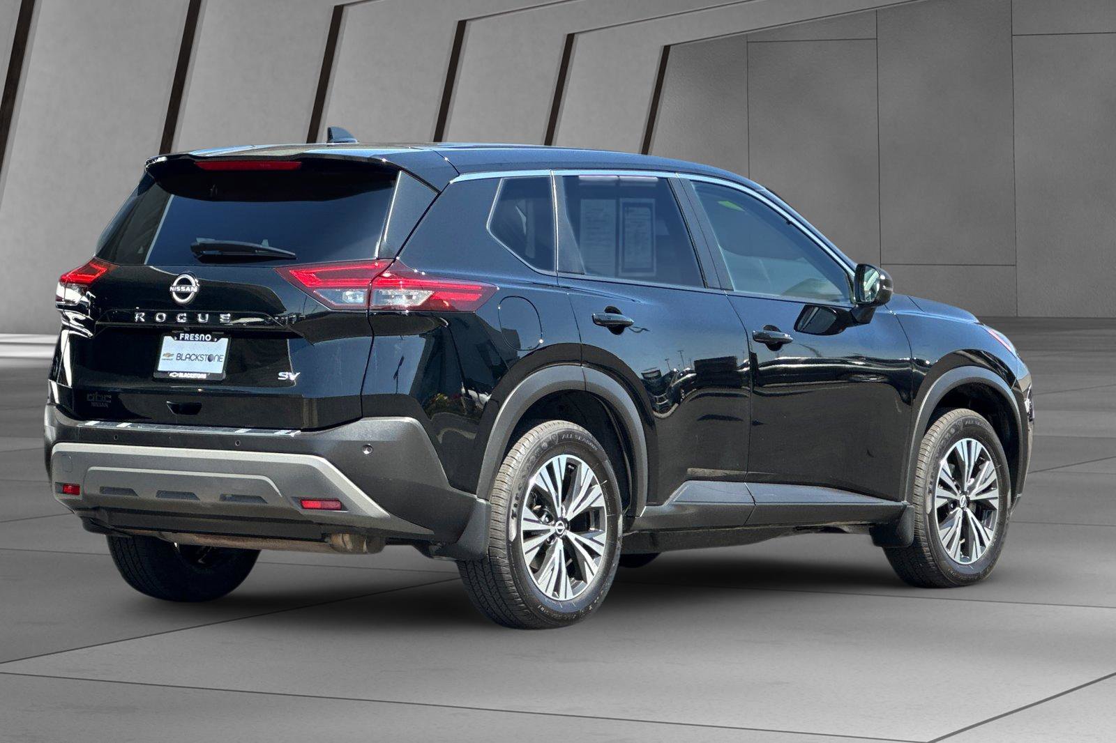 Used 2023 Nissan Rogue SV image 4