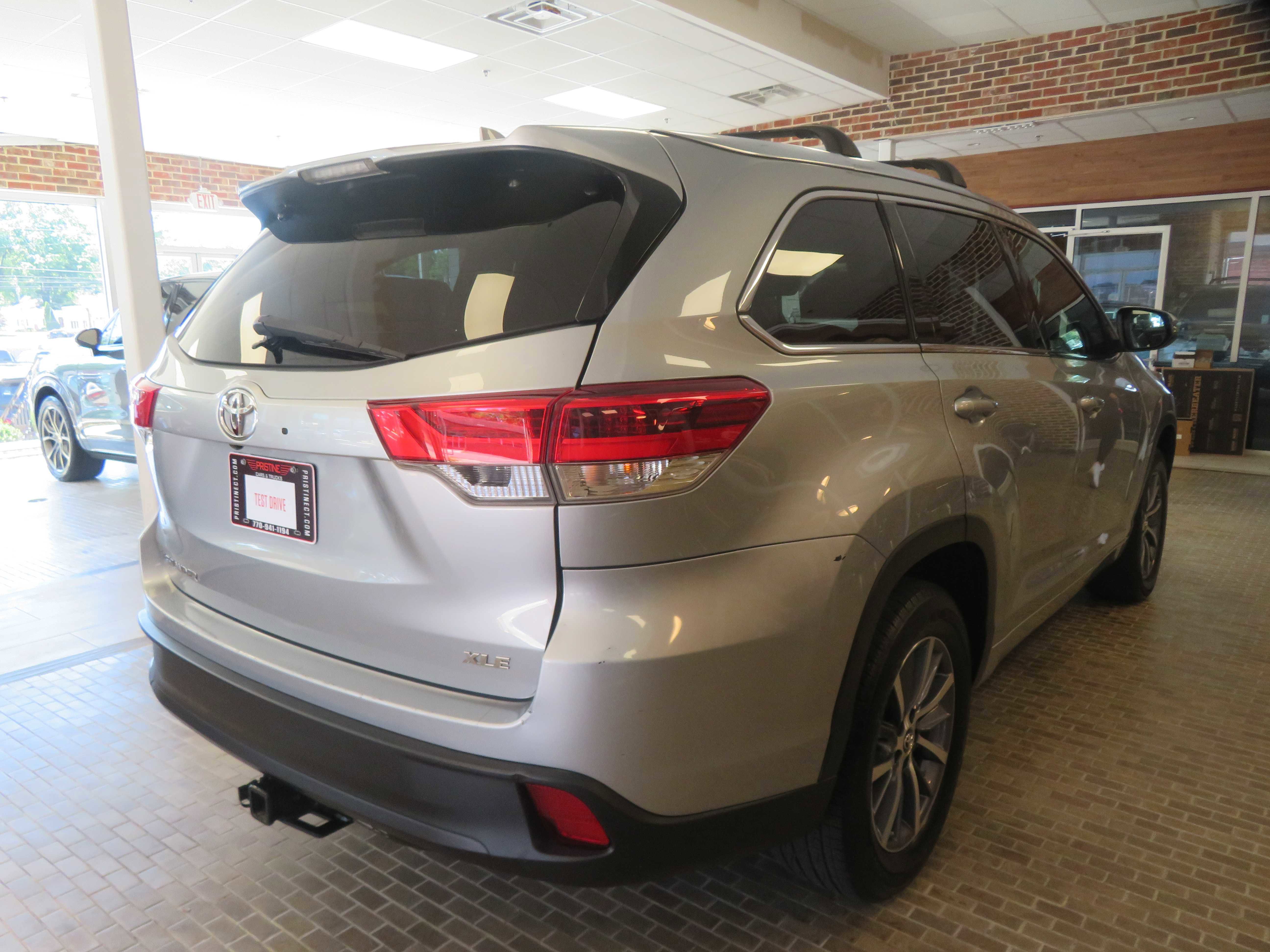 Used 2017 Toyota Highlander XLE FWD image 4