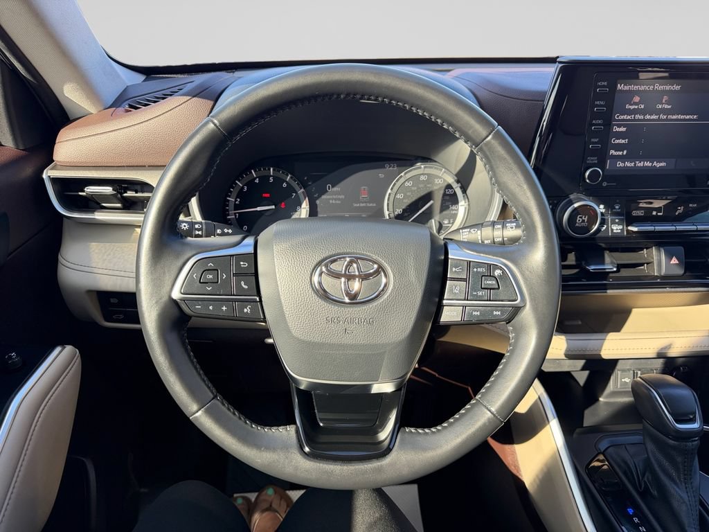 Used 2021 Toyota Highlander XLE AWD/4WD image 13