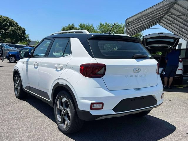Used 2025 Hyundai Venue Limited FWD image 9