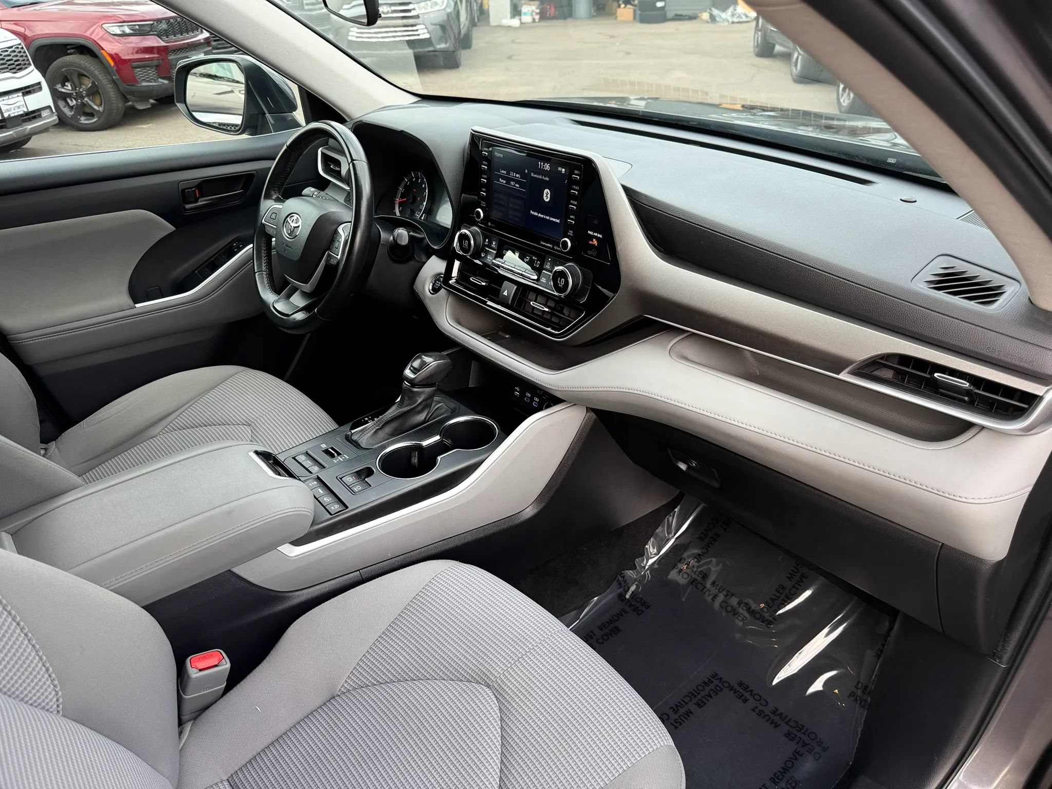 Used 2022 Toyota Highlander LE AWD/4WD image 22