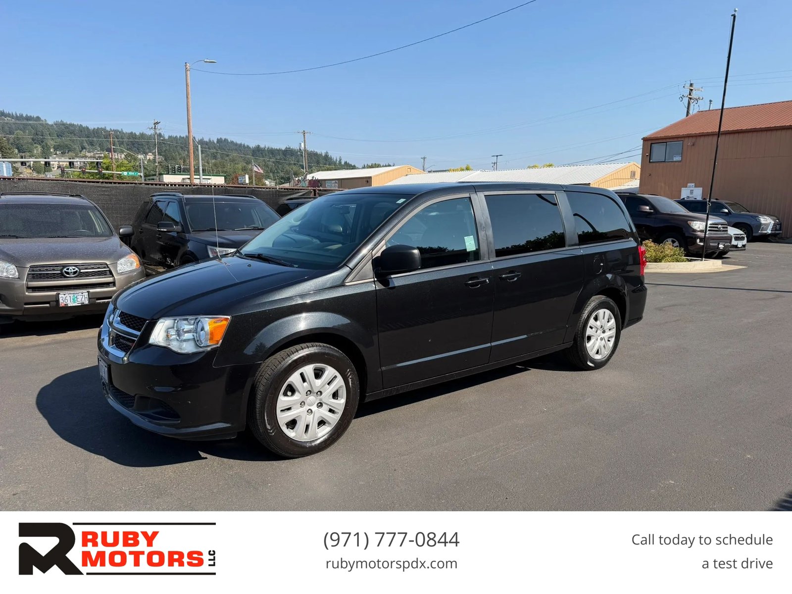 Used 2018 Dodge Grand Caravan SE FWD image 1