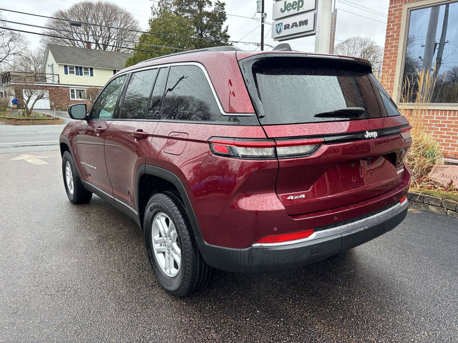 Used 2024 Jeep Grand Cherokee Laredo w/ Trailer Tow Package image 4