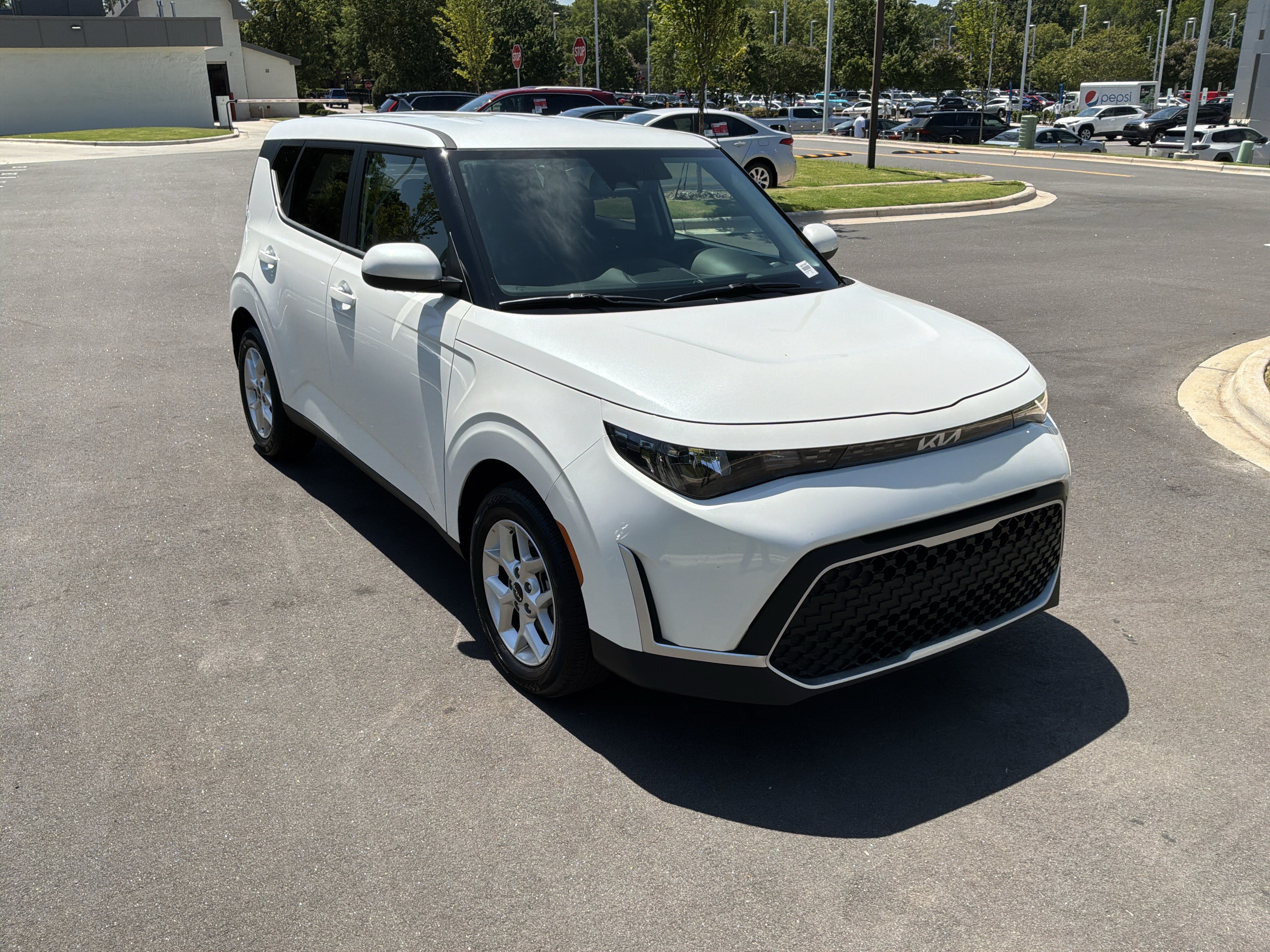 Used 2025 Kia Soul LX w/ LX Technology Package FWD image 2