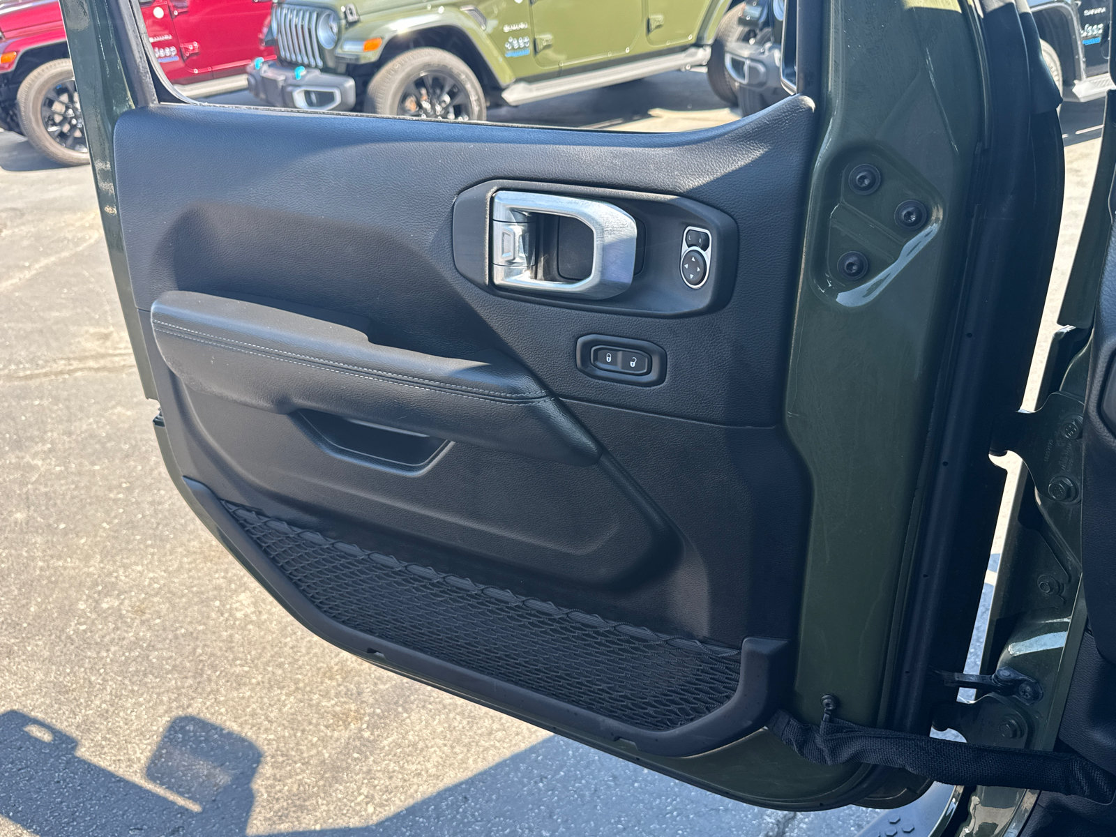 Used 2023 Jeep Wrangler Unlimited Sahara AWD/4WD image 16