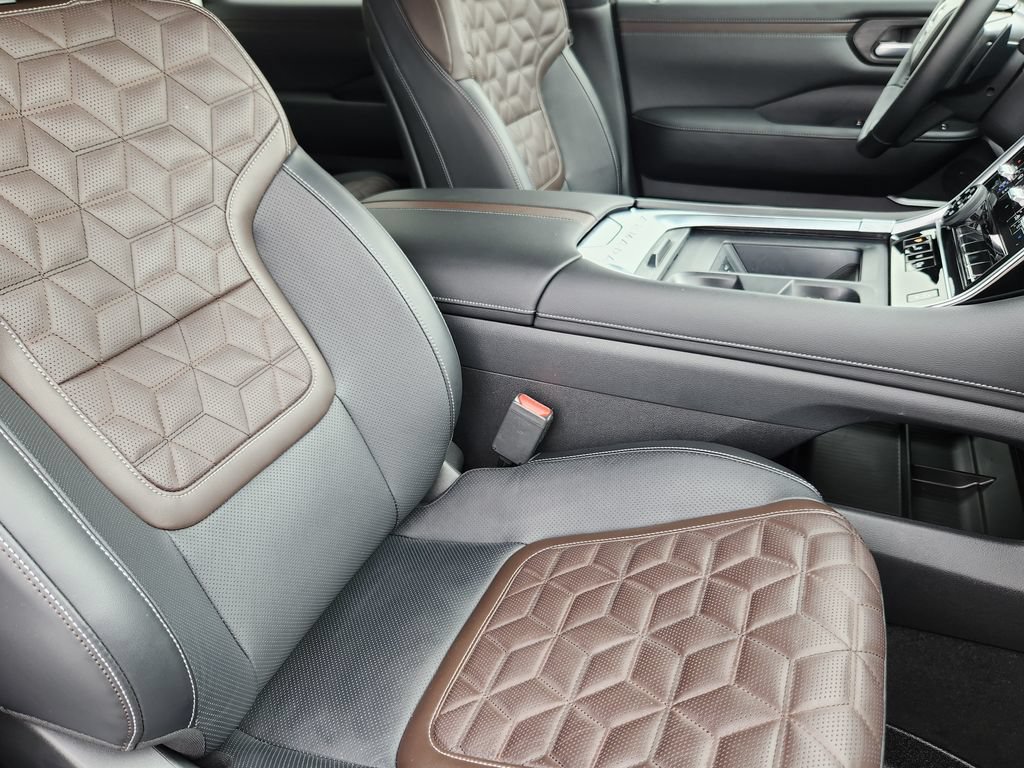 Used 2025 Nissan Armada Platinum AWD/4WD image 14