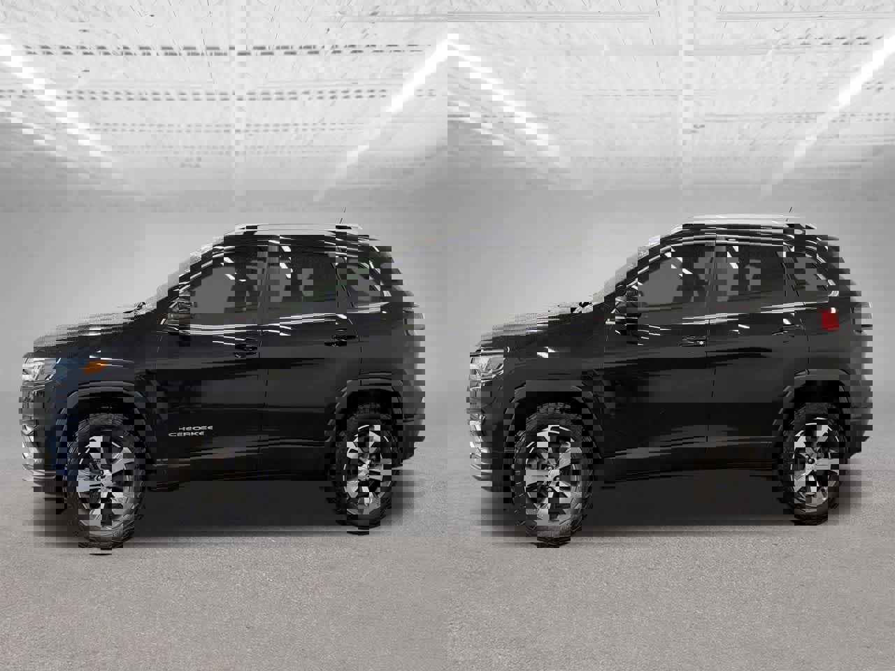 Used 2019 Jeep Cherokee Limited image 2